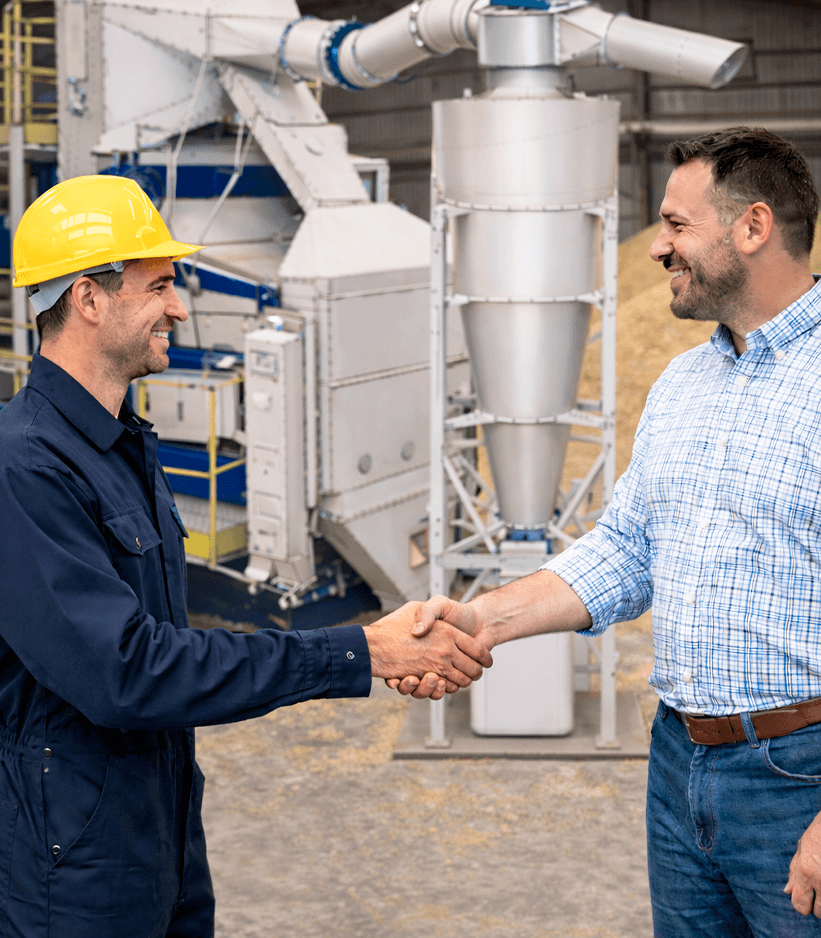 Técnicos da Agriaço em atendimento, apertando as mãos no ambiente industrial